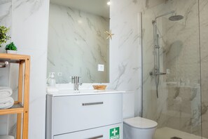 Shower, hair dryer, towels, toilet paper - Skyline Invicta (Porto)
