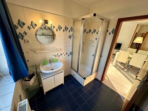 Regadera, secadora de cabello, toallas 