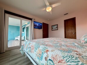 5 bedrooms, iron/ironing board, travel cot, free WiFi - Spacious - Retama Retreat - Steps from Beach! (South Padre Island)