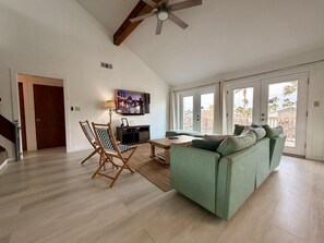 Smart TV - Spacious - Retama Retreat - Steps from Beach! (South Padre Island)