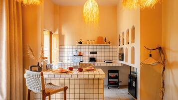 Apartemen Mewah, pemandangan kebun | Dapur pribadi | Lemari es kecil, microwave, oven, dan kompor