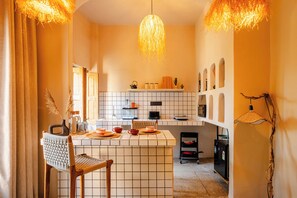 奢華公寓, 花園景觀 | 私人廚房 | 小冰箱、微波爐、烤箱、爐台