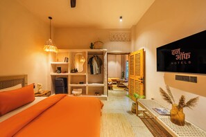 Luxe appartement, uitzicht op tuin | Luxe beddengoed, bedden met traagschuimmatrassen, een bureau