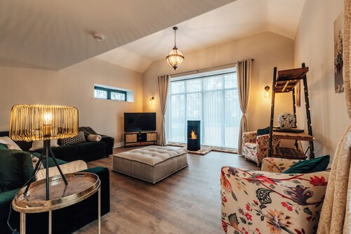 The Stables • Stylish 4-Bed • Dog Friendly• Garden