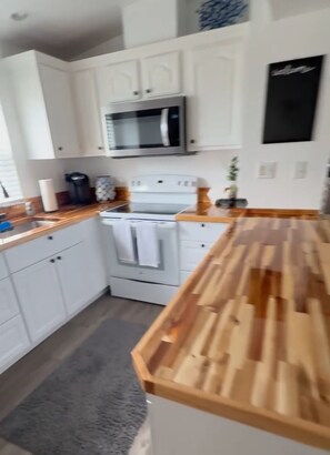 Fridge, microwave, oven, stovetop - The Salty Squirrel (Fort Myers)