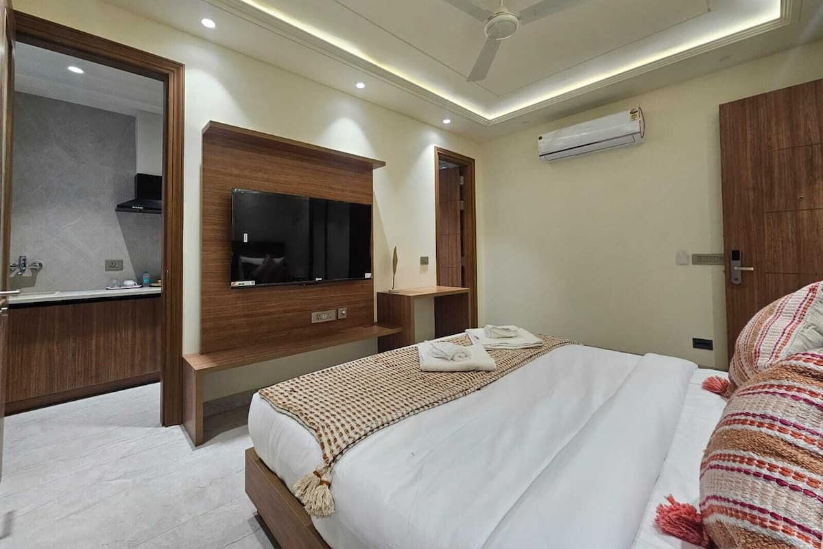 Egyptian cotton sheets, premium bedding, memory foam beds, minibar