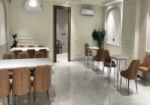 Business center - Hotel Dwellr (Gurugram)