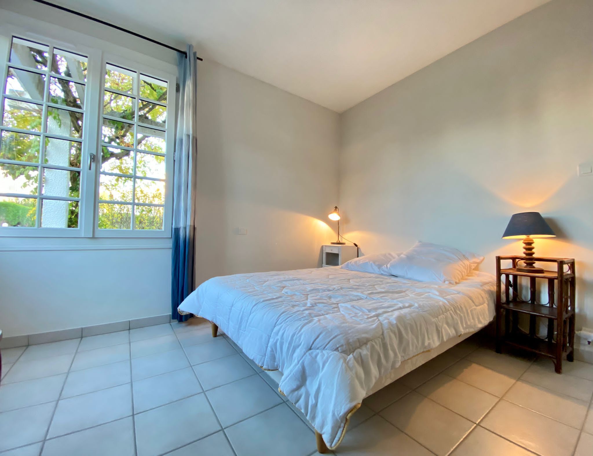 Strykejern/-brett, internettilgang og sengetøy