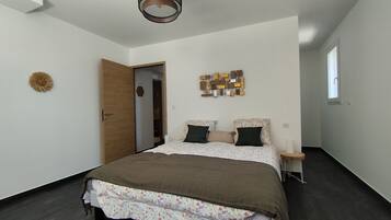 Strykejern/-brett, internettilgang og sengetøy