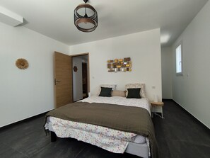 Iron/ironing board, internet, bed sheets - Apartment in the countryside, 5 minutes from the beach, beautiful terrace! (Olmeto)