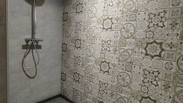 Douche, sĂšche-cheveux, serviettes fournies, savon