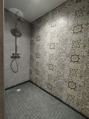 Shower, hair dryer, towels, soap - Apartment in the countryside, 5 minutes from the beach, beautiful terrace! (Olmeto)