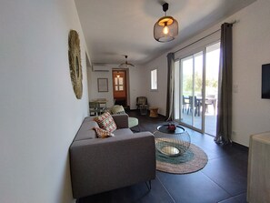 Living area - Apartment in the countryside, 5 minutes from the beach, beautiful terrace! (Olmeto)
