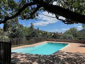 Una piscina al aire libre