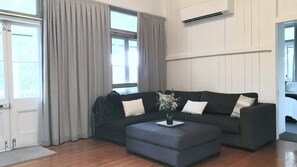 Smart TV, fireplace - Station Masters  Queenslander Country Home. Heritage charm meets modern luxury! (Gin Gin)