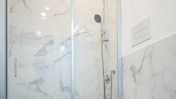Asciugacapelli, asciugamani, sapone, carta igienica