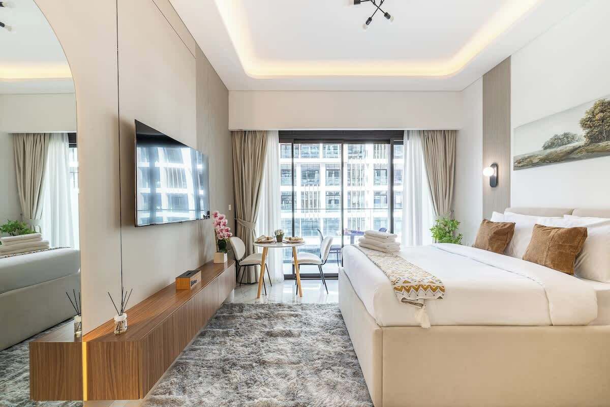 مكواة/لوح كي وسرير سفر وواي فاي وملاءات أسرّة