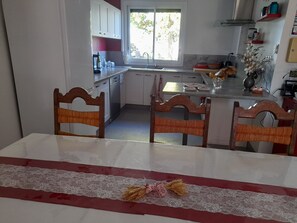 Private kitchen - La maison du Bonheur (Saint-Bernard)