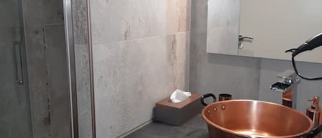 Deluxe Double or Twin Room, Balcony, Pool View | Bathroom