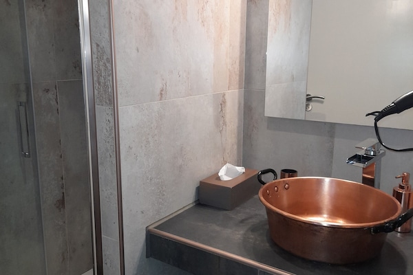 Chambre Deluxe Double ou avec lits jumeaux, balcon, vue piscine | Salle de bain