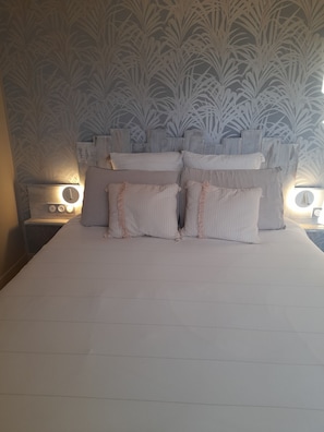 Double Room, Balcony, Garden View | In-room safe, blackout drapes, soundproofing, free WiFi - La maison du Bonheur (Saint-Bernard)