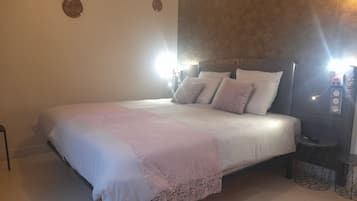 Deluxe kamer, 1 twee- of 2 eenpersoonsbedden, balkon, uitzicht op zwembad | Een kluis op de kamer, verduisterende gordijnen, geluiddichte muren