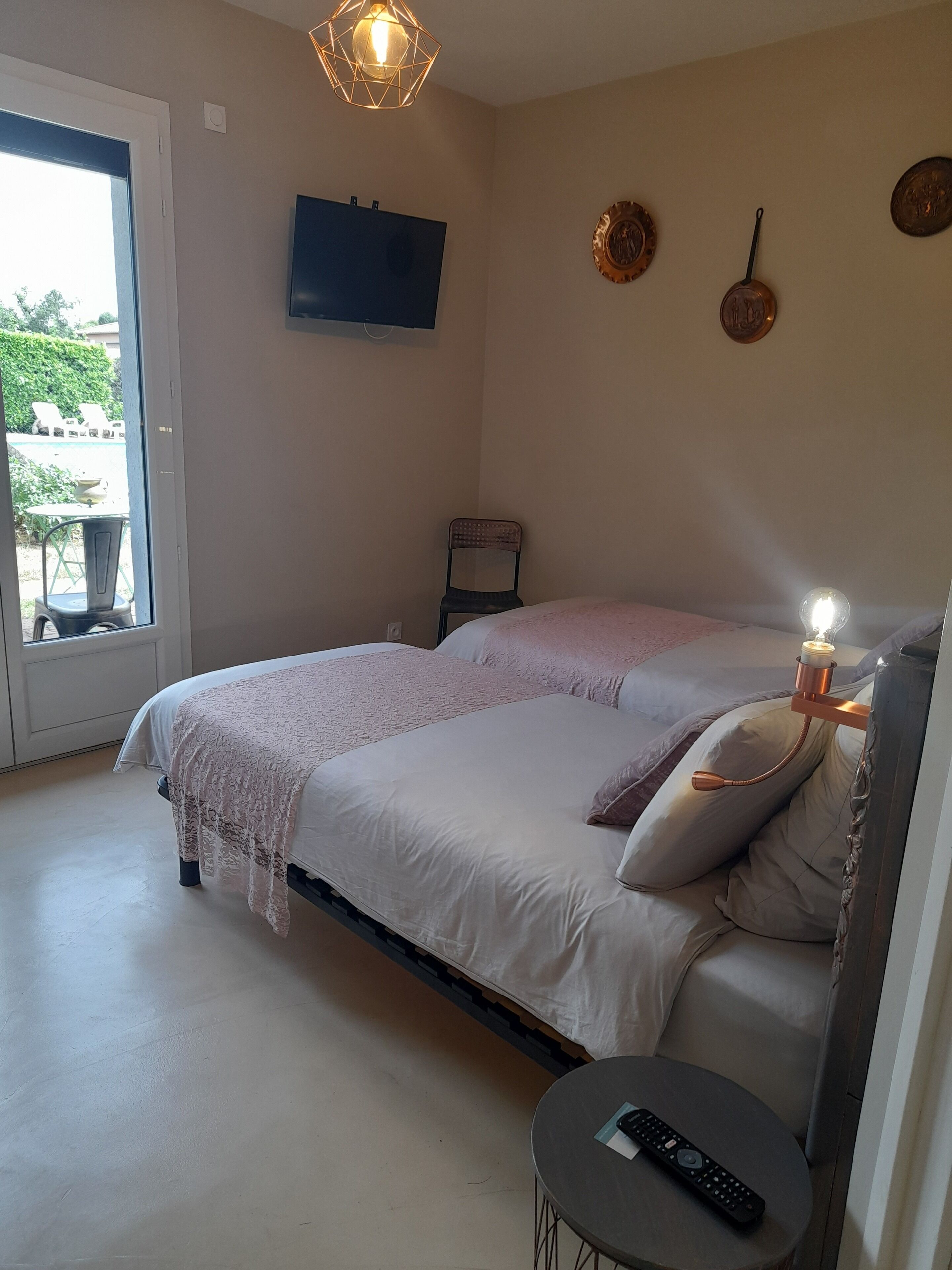 Deluxe dubbelrum eller tvåbäddsrum - balkong - utsikt mot poolen | Värdeförvaringssk åp på rummet, mörkläggningsgardiner och ljudisolering