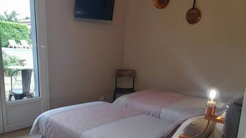 Camera Deluxe con letto matrimoniale o 2 letti singoli, balcone, vista piscina | Una cassaforte in camera, tende oscuranti, insonorizzazione