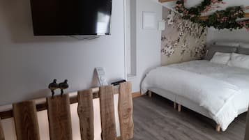 Habitación romántica doble, balcón | Caja fuerte, cortinas opacas, sistema de insonorización y wifi gratis