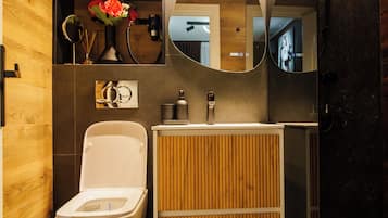 Een douche, een haardroger, handdoeken, zeep