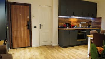Refrigerador, microondas, horno, placa de cocina