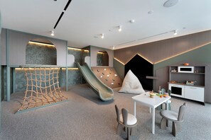 Children's play area - indoor - Oxford Gardens Studio Cinema Game Room (Dubai)