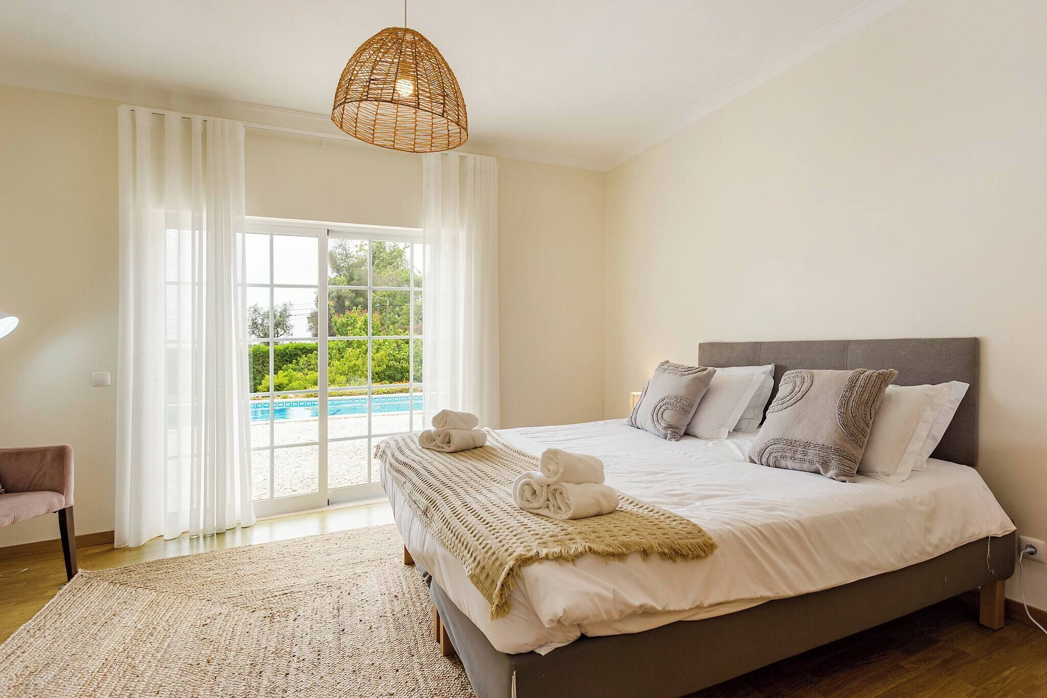 Planxa i posts de planxar, un bressol de viatge i wifi gratuïta 