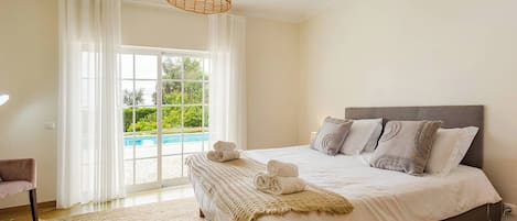 Planxa i posts de planxar, un bressol de viatge i wifi gratuïta