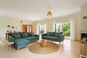 TV, fireplace - Private & Spacious Modern Villa!Garden, Pool (Alvor)
