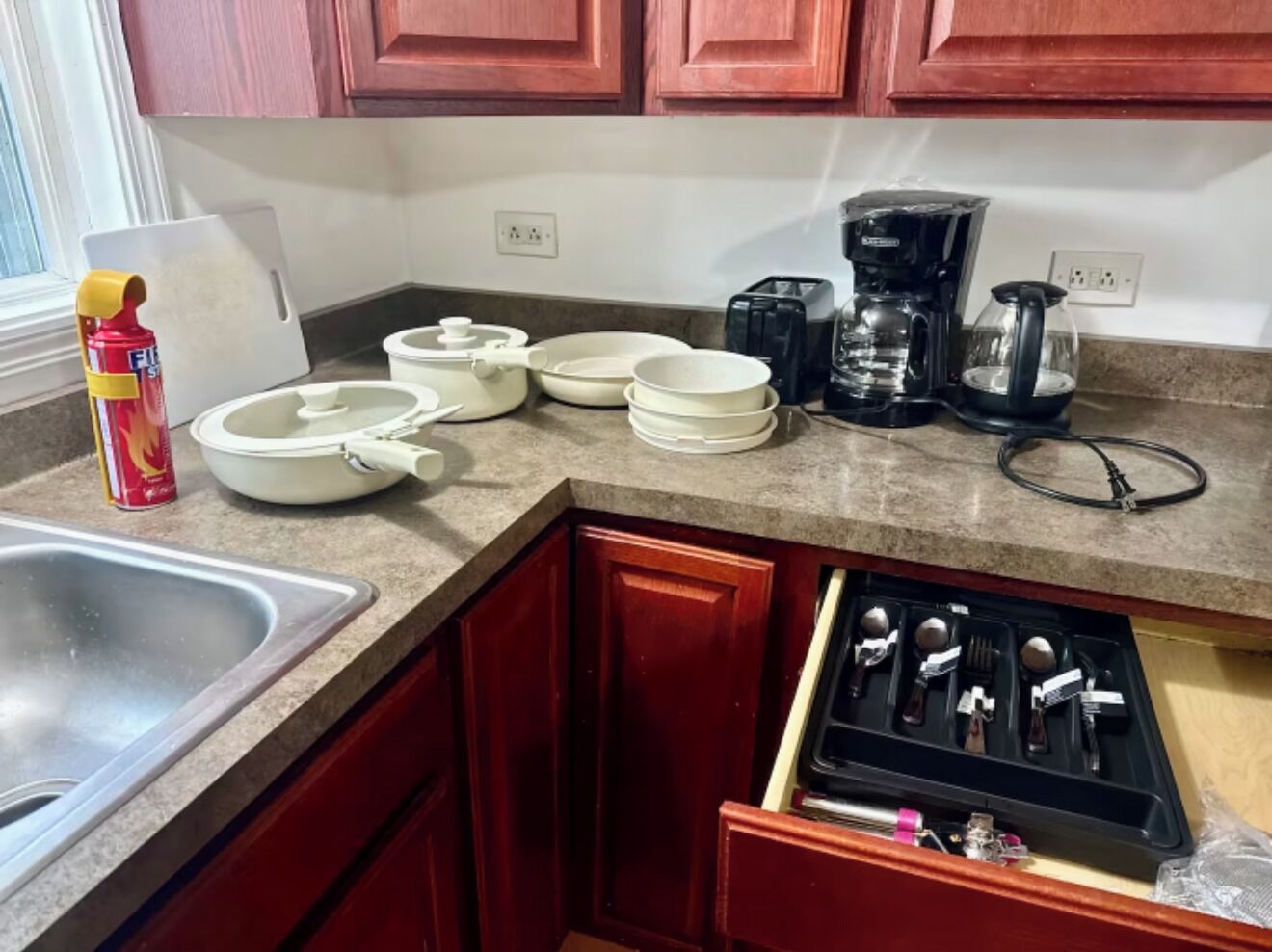 Réfrigérateur, micro-ondes, four, plaque de cuisson