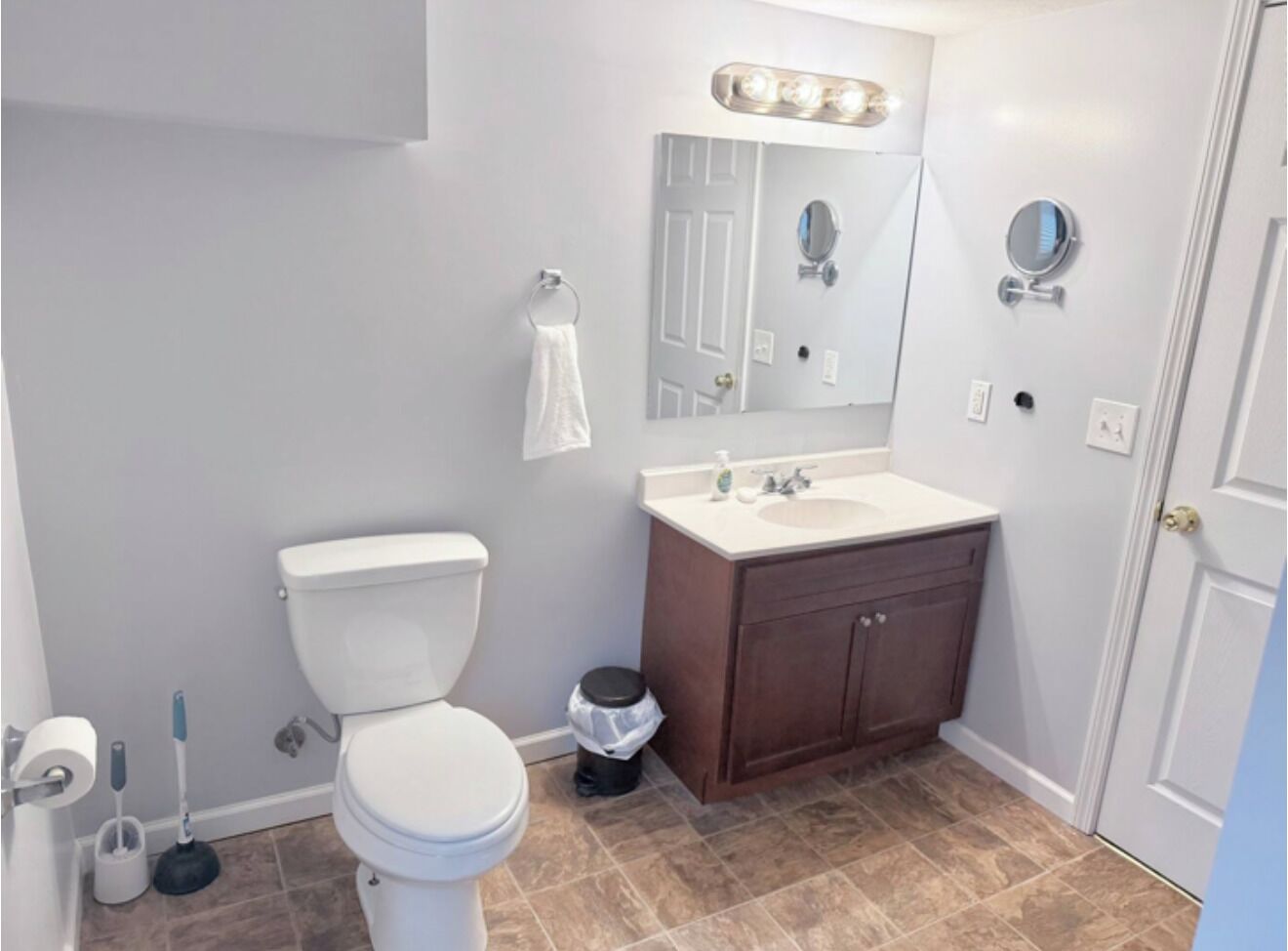 Haartrockner, Handtücher, Seife, Toilettenpapier