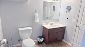 Haartrockner, Handtücher, Seife, Toilettenpapier