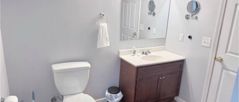 SĂšche-cheveux, serviettes fournies, savon, papier toilette