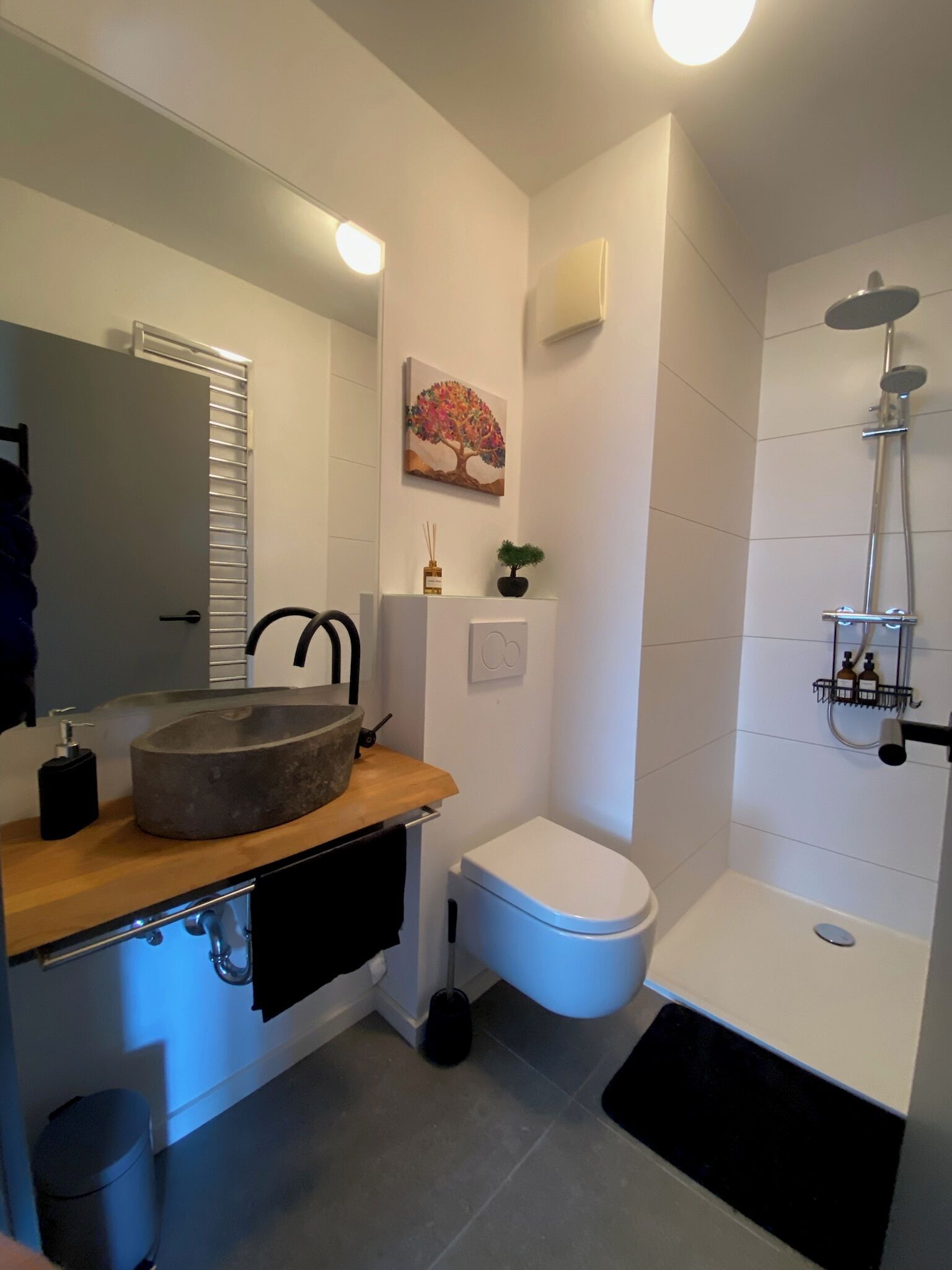 Een douche, een haardroger, handdoeken, zeep