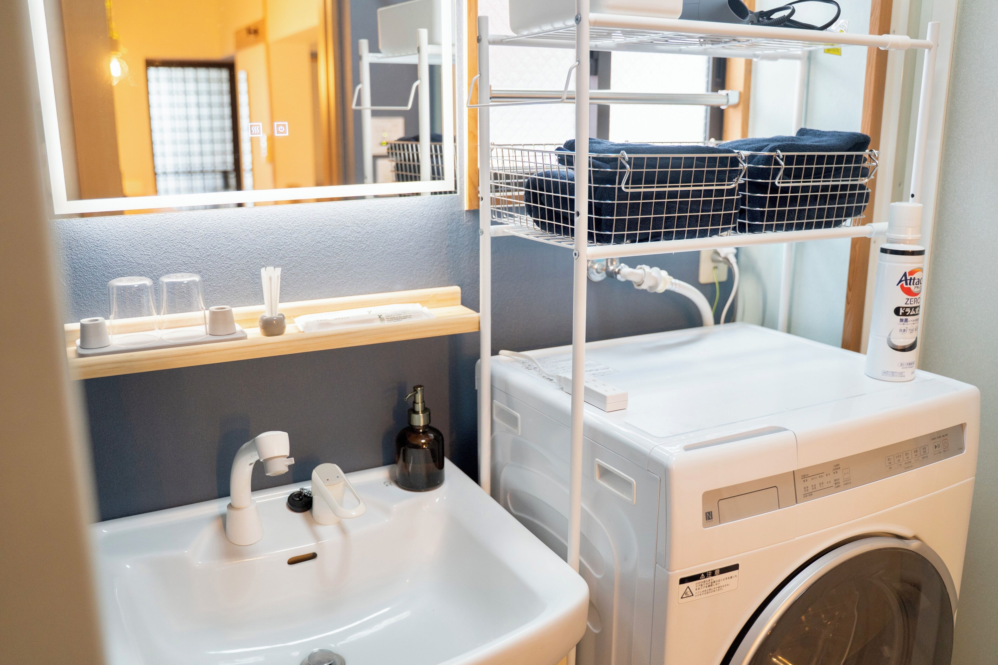 Secador de pelo, bidé, toallas y jabón