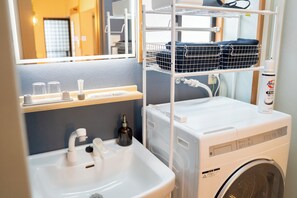 Assecador de cabells, bidet, tovalloles i sabó 