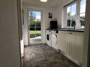 Casa, 4 habitaciones, fumadores, patio | Lavandería