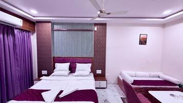 Habitación doble Deluxe, vista a la ciudad | Ropa de cama de alta calidad y tabla de planchar con plancha