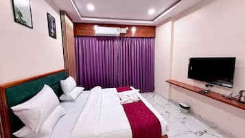 Premium bedding, iron/ironing board, rollaway beds, free WiFi