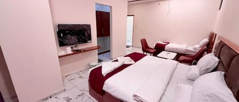 Habitación doble Deluxe, vista a la ciudad | Ropa de cama de alta calidad y tabla de planchar con plancha