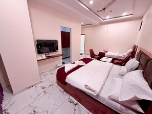 Premium bedding, iron/ironing board, rollaway beds, free WiFi - Travel Inn Vijayapura (Vijayapura)