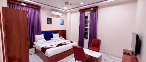 Dobbeltrom – deluxe, byutsikt | Sengetøy av topp kvalitet og strykejern/-brett