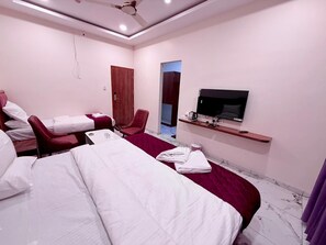 Premium bedding, iron/ironing board, rollaway beds, free WiFi - Travel Inn Vijayapura (Vijayapura)