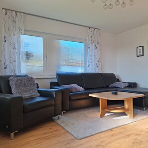 TV, books - Comfortable 3-room vacation apartment with a view of nature near Würzburg (Himmelstadt)